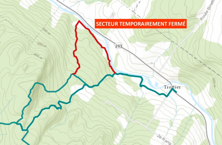 Carte : tronçon fermé en rouge et sentiers alternatifs en bleu